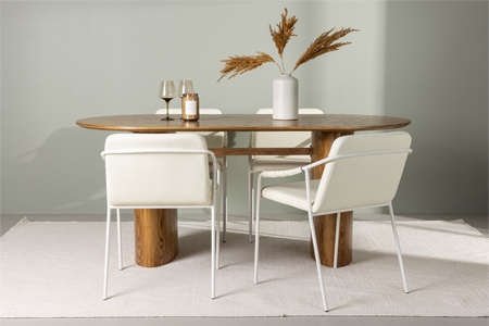 TABLE DE REPAS COULEUR BOIS STYLE TENDANCE ET CHAISE EN SIMILI